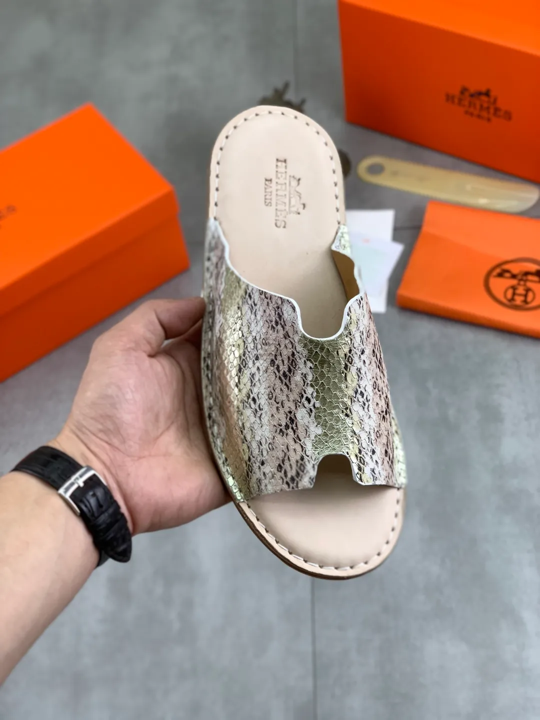 Men's men's shoes 💰P360 new model (genuine leather outsole series) new colors are coming simultaneously on the official website [HERMES] Hermès series: original development, original anatomy display, exclusive outsole [Material] Sole: original genuine leather sole with cow essence film 🌸. Fabric Original calfskin Lining: Imported cowhide, delicate and soft Code number: 38-44